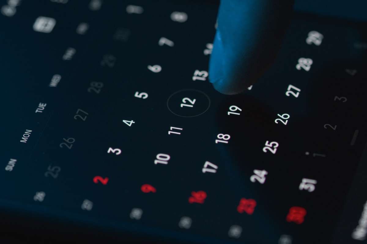 Persona deslizando un calendario digital en la pantalla de un celular