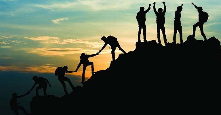 Equipo de trabajo reunido en una actividad de grupo al aire libre
